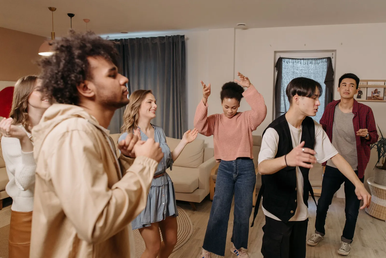 Amigos a dançar numa sala luminosa
