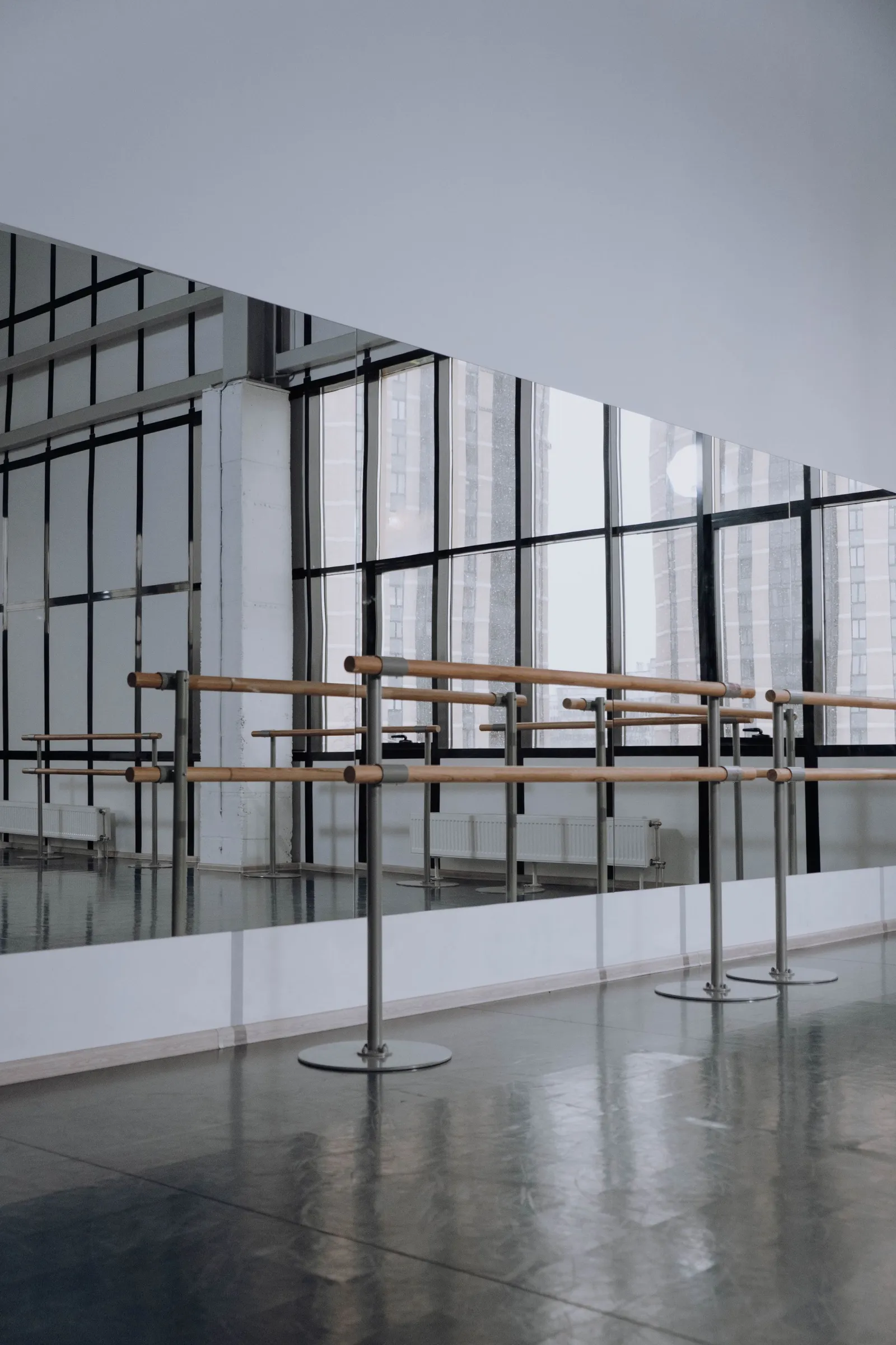 Sala de dança vazia com espelhos e barras